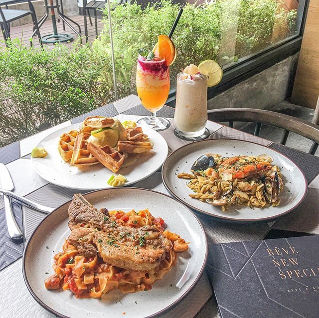 第一次來黑浮咖啡用餐🍴裡面的氣氛蠻好的，採光也很夠～覺得很適合約會閒聊聚餐🙌🏻