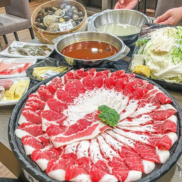 最近很流行的超市型火鍋店！想吃什麼自己丟到推車裡，在賣場裡的賣場火鍋店🤣