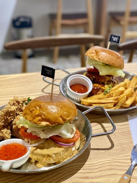 Take Out Burger&Cafe 民權店 四隻超可愛小貓咪陪你吃高CP值漢堡