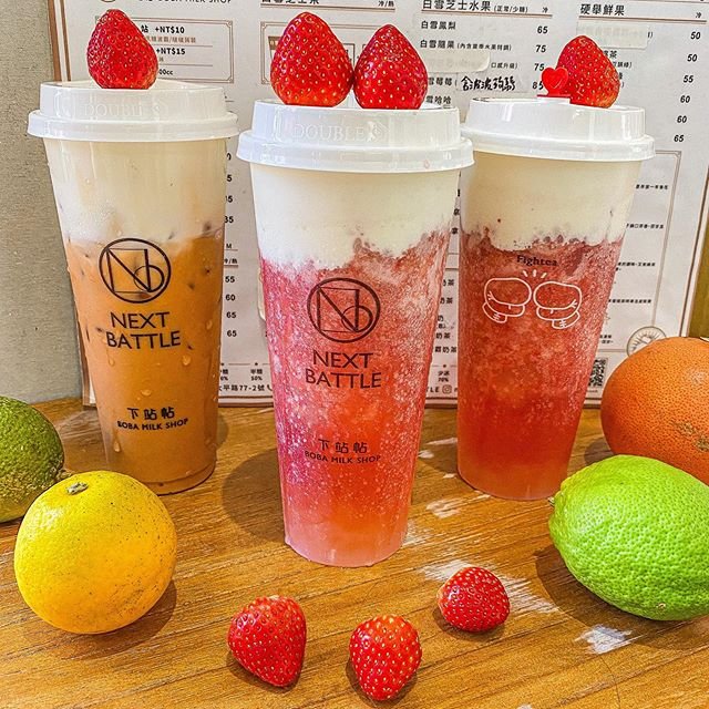 草莓飲料頭上下雪啦❄️不同於一般飲料店，他們家是以奶蓋系列飲品為主打的飲料店❤️