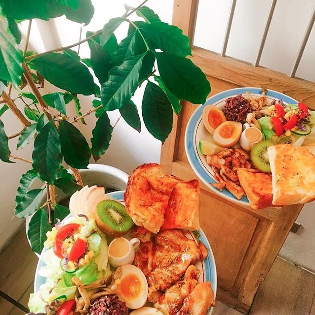 藏在巷弄裡超難找的早午餐！迷路迷了很久🤣有龍貓公車站跟宮崎駿小壁畫可以拍照📷