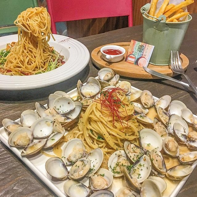 西區華美街真的很多很酷的店！而且就在sogo跟公益路附近，雖然沒有說超級近，但是算是蠻熱鬧的～