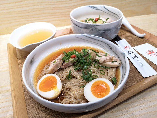 【新北板橋美食】錵饌 真·麵舖，紹興醉雞拌麵Q中帶勁，內用有免費紅茶可無限享用!(近捷運江子翠站)