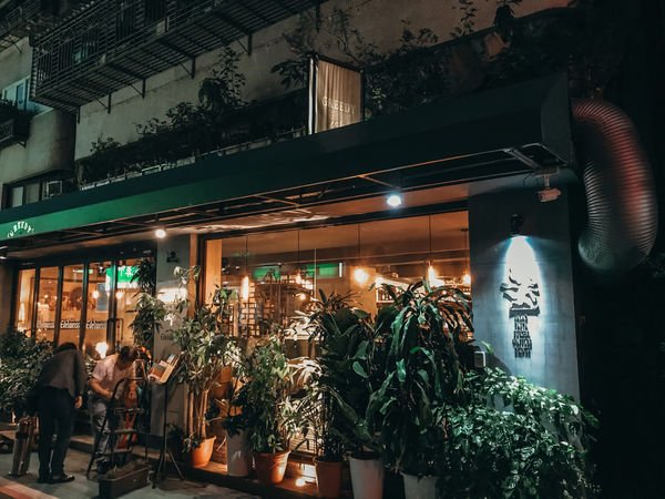 [ 台北美食 ] Greedy Bistronomy Cafe 餐酒·咖啡 國父紀念堂站餐酒館 餐酒館推薦 台北看球賽的好去處