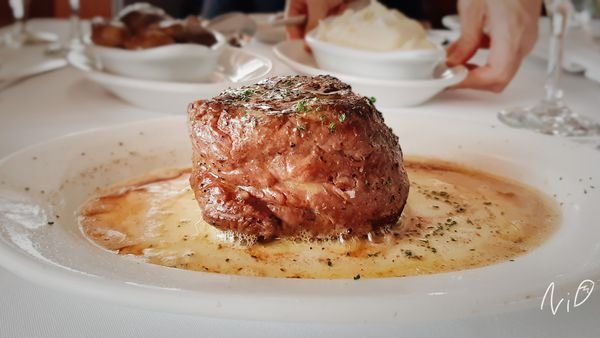 [食記。台中]Ruth's Chris Steak House 茹絲葵經典牛排館。迷人菲力我終於吃到你了