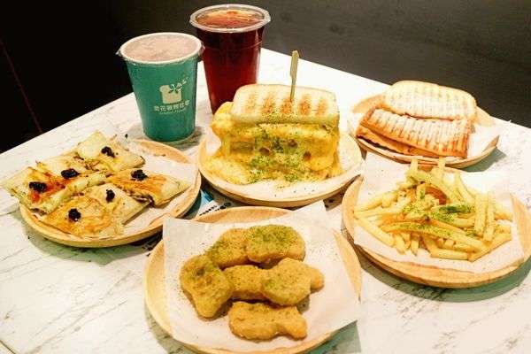 熱門打卡景點就在金花碳烤吐司！金黃起司瀑布堪稱最美風景