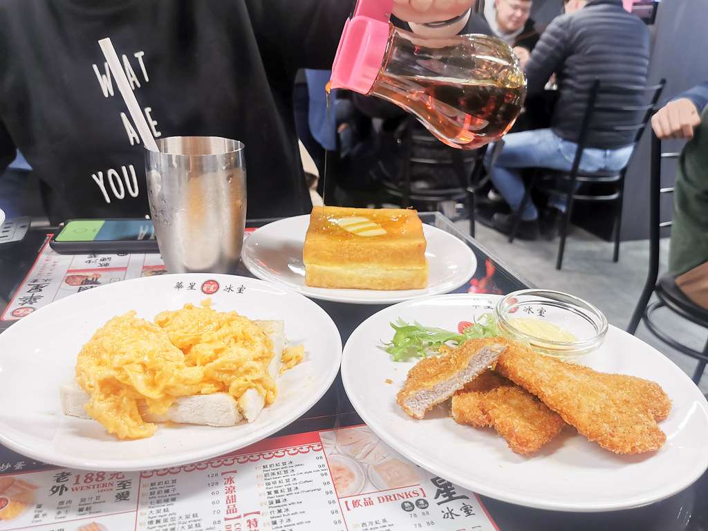 (忠孝敦化站)台北茶餐廳-香港人氣茶餐廳,港星陳奕迅愛店華星冰室來台北東區開分店了,必點炒蛋多士跟奶茶,東區茶餐廳