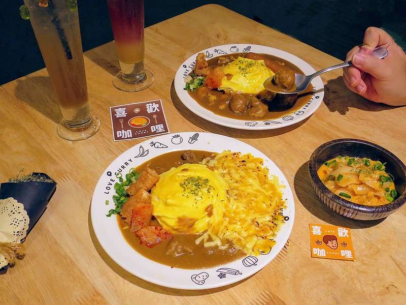 【新北新莊咖哩】喜歡咖哩Love Curry，玫瑰花狀的蛋包咖哩飯，搭配牽絲起司超邪惡～還可免費加飯、加醬！