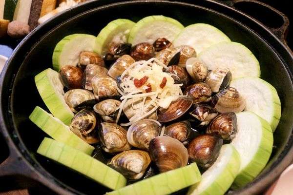 海霸王多角化經營_西門打狗霸鍋物_季節限定!!剝皮辣椒風味鍋&蒜香蛤蜊雞湯鍋熱情登場