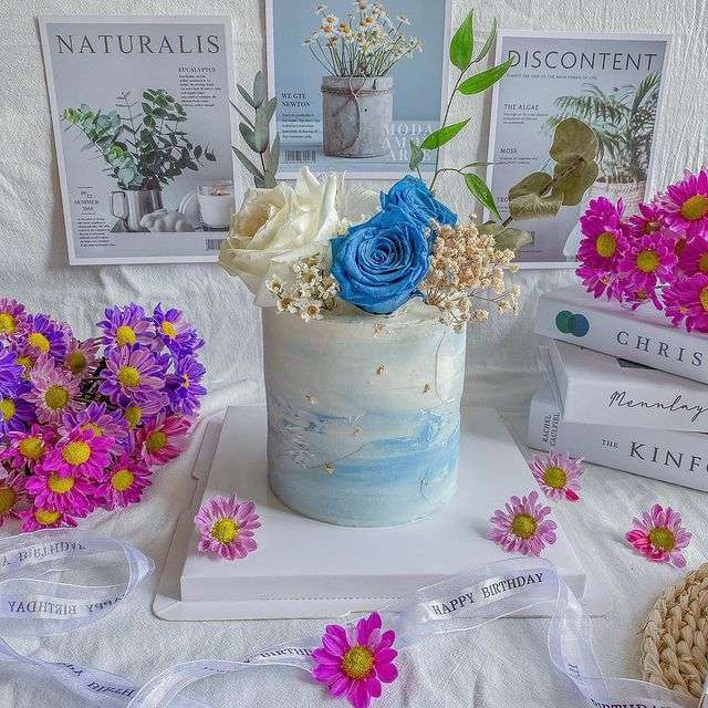 台中🌱櫥窗那塊蛋糕﻿ 一直很想擁有充滿儀式感的訂製蛋糕🌹﻿ 男生除了送女生花之外，可以拍照的漂亮蛋糕也是不錯的選擇！