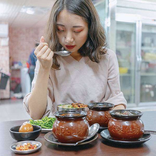 冬天暖胃又暖身的瓦罐湯，美味食補湯品，鮑魚、金蟲草、巴西蘑菇各種食材都有 | 【新北板橋區-新埔站】甕中甕炭火煨湯（瓦罐湯）