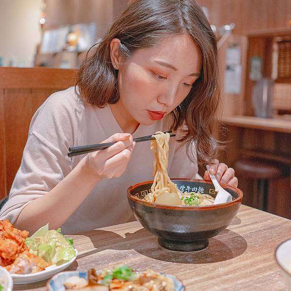 牛肉麵不只有牛，雞骨熬成的鮮甜湯底，雞牛結合大受好評 | 【台北 大安區】麵屋牛一 雞骨牛肉麵