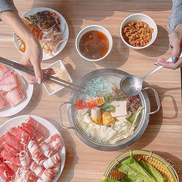 回歸自然的清甜野菜鍋物，用蔬菜打底、吃得到食材原味 | 【台北 松山區】秋紅園野菜鍋物