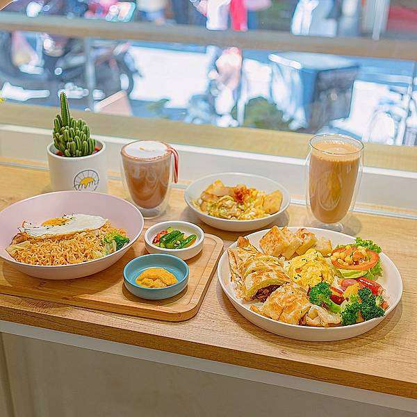 中崙市場內、簡約清新的早午餐，經典台式炒泡麵必嚐 | 【台北 松山區】晨沐 Morning Mood