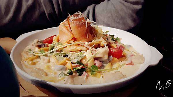 [食記。台北]Hërs biströ 她/的餐酒。天藍色冰沙。玫鮭花兒彩虹義大利麵。超美的抹茶提拉米蘇。