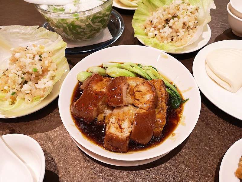 【台北合菜餐廳】溢香園(天母店)，東坡肉肥而不膩、肉質細嫩，搭配刈包一起吃超讚!(台北美食/士林美食/天母餐廳推薦)