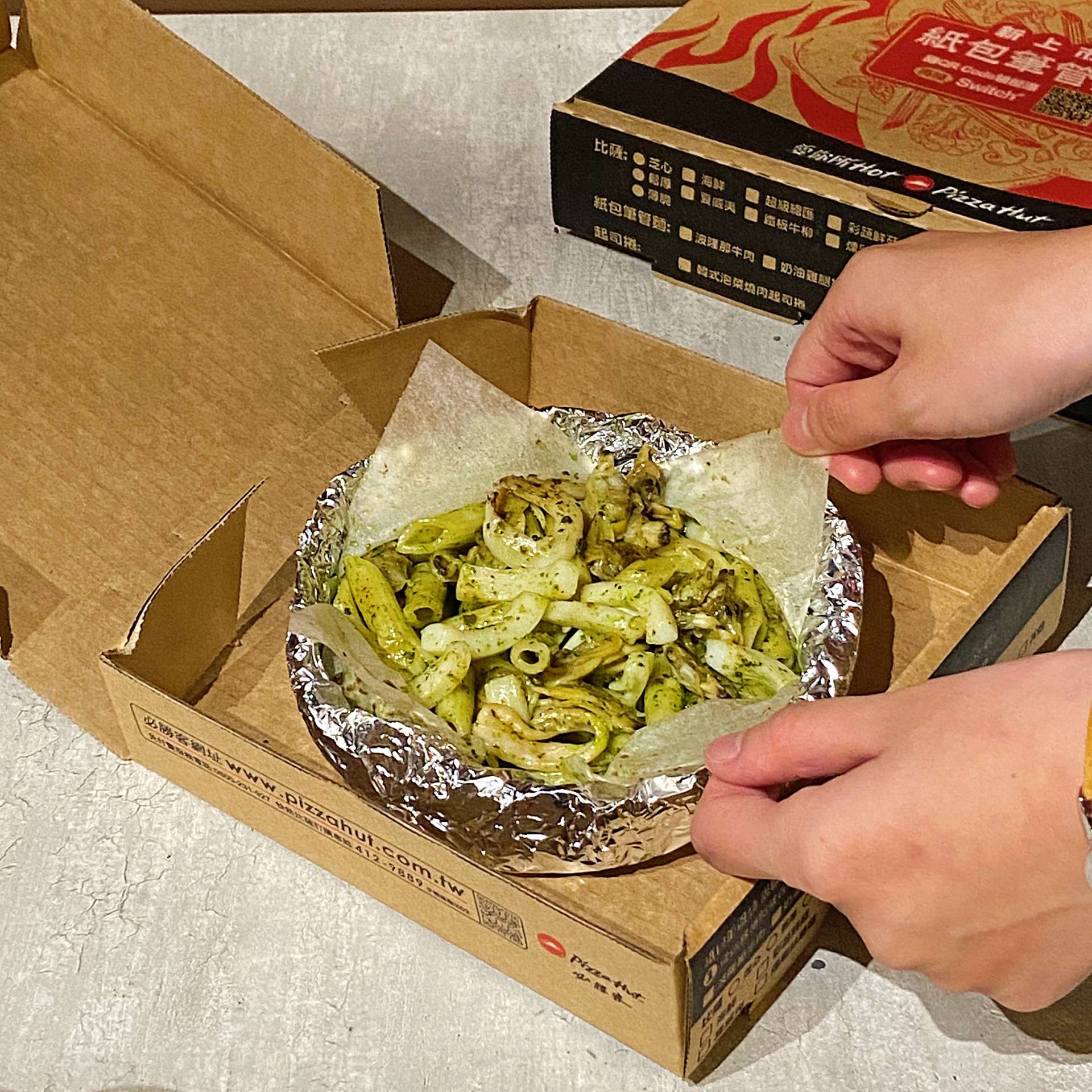 必吃新品紙包海鮮筆管麵