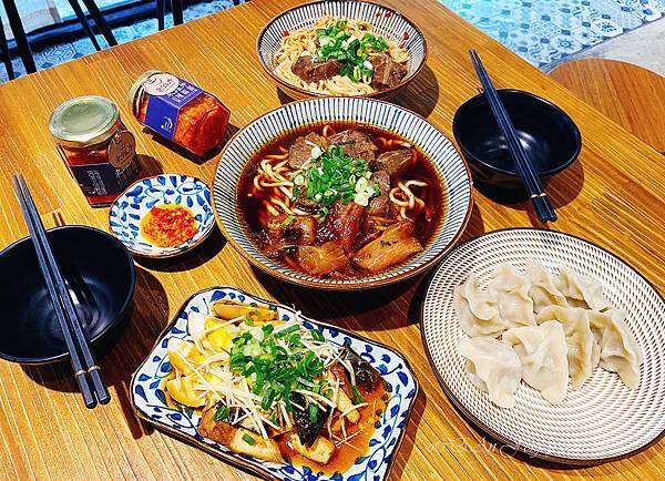 台北中山區牛肉麵│東館牛-特選老饕牛頰肉及軟Q牛筋入麵，口感超軟嫩；紅燒湯頭清爽不油膩，台北ig打卡集散地