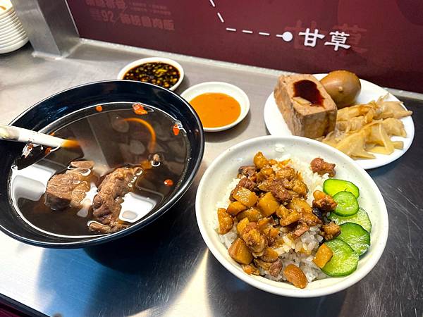 #台式 #凹子底食圈 #藥膳排骨 蹄膀魯肉飯