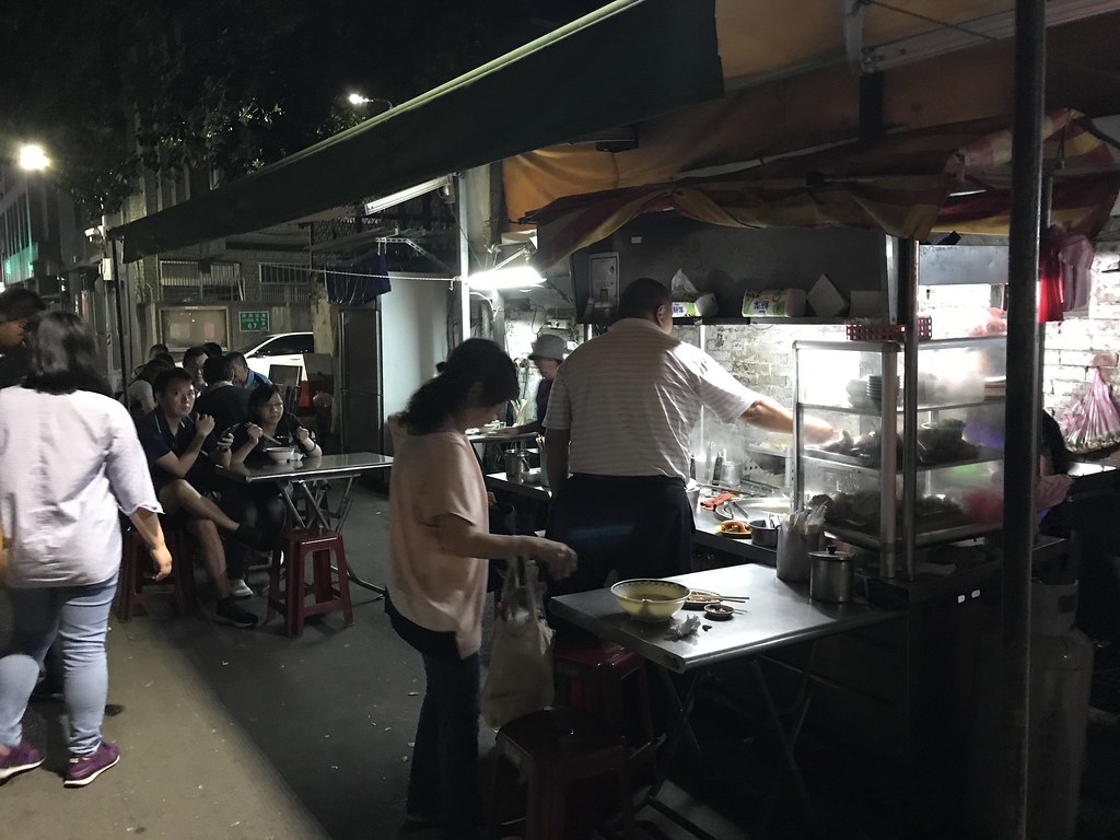 （善導寺麵攤）林森路邊攤老字號小吃 多樣內臟、小菜濃濃台灣古早味-姊妹老麵攤