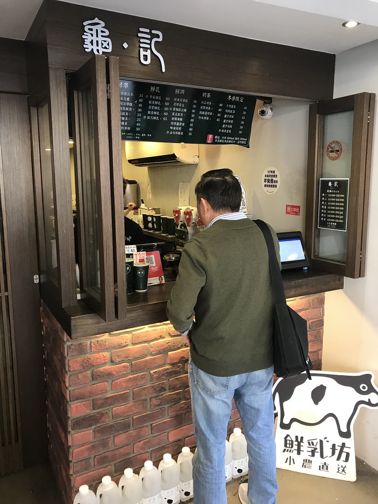 （小巨蛋飲料）龜記茗品小巨蛋總鋪～小農鮮乳調配茶飲 創始店大排長龍不可錯過！-龜記