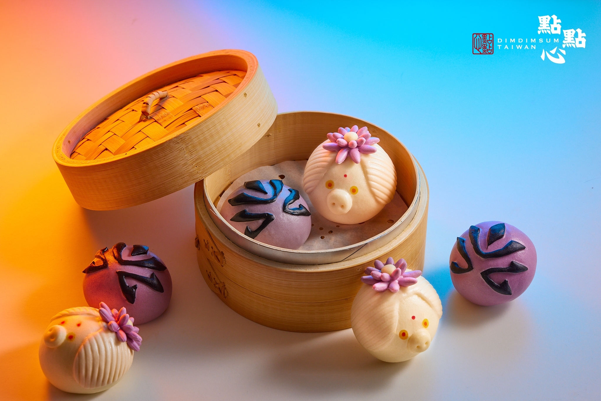 霹靂迷注意！ 有帥有可愛的素還真來了！ 人氣港點「點點心」首度攜手台味文化代表「霹靂布袋戲」 跨界推《霹靂素還豬套餐》1/15俠風降臨，限量3D角色卡必收藏！