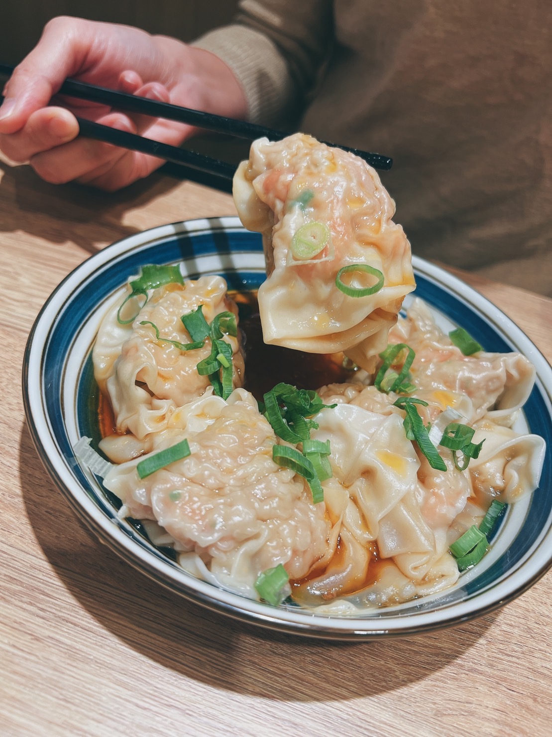 新竹食記-wenwen吃美食-游麵館 巨城周邊平價美食開箱 超大鮮蝦抄手必點阿~~~