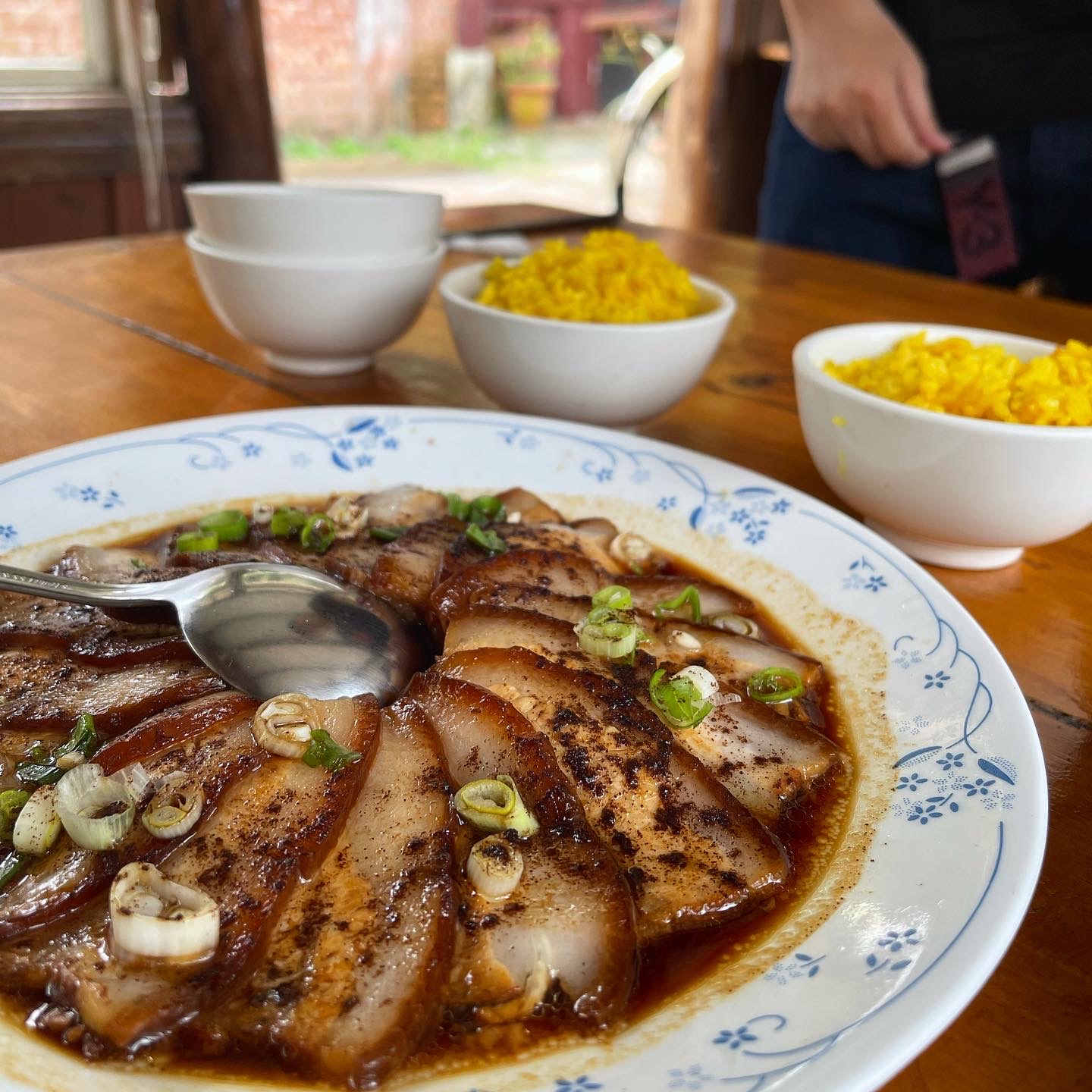 走進山林裡，好好的放鬆的吃個飯，山中合菜「東山老家咖啡」