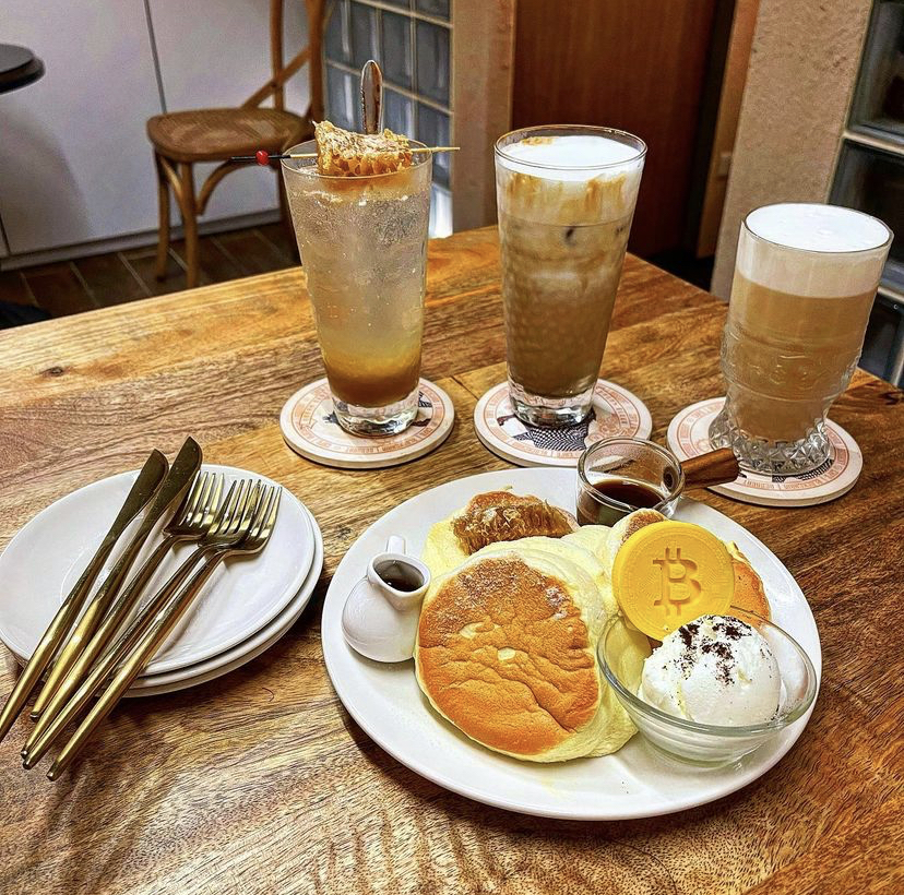 「高雄鳳山」宵夜咖啡廳好吃舒芙蕾，整塊蜂巢不怕你吃