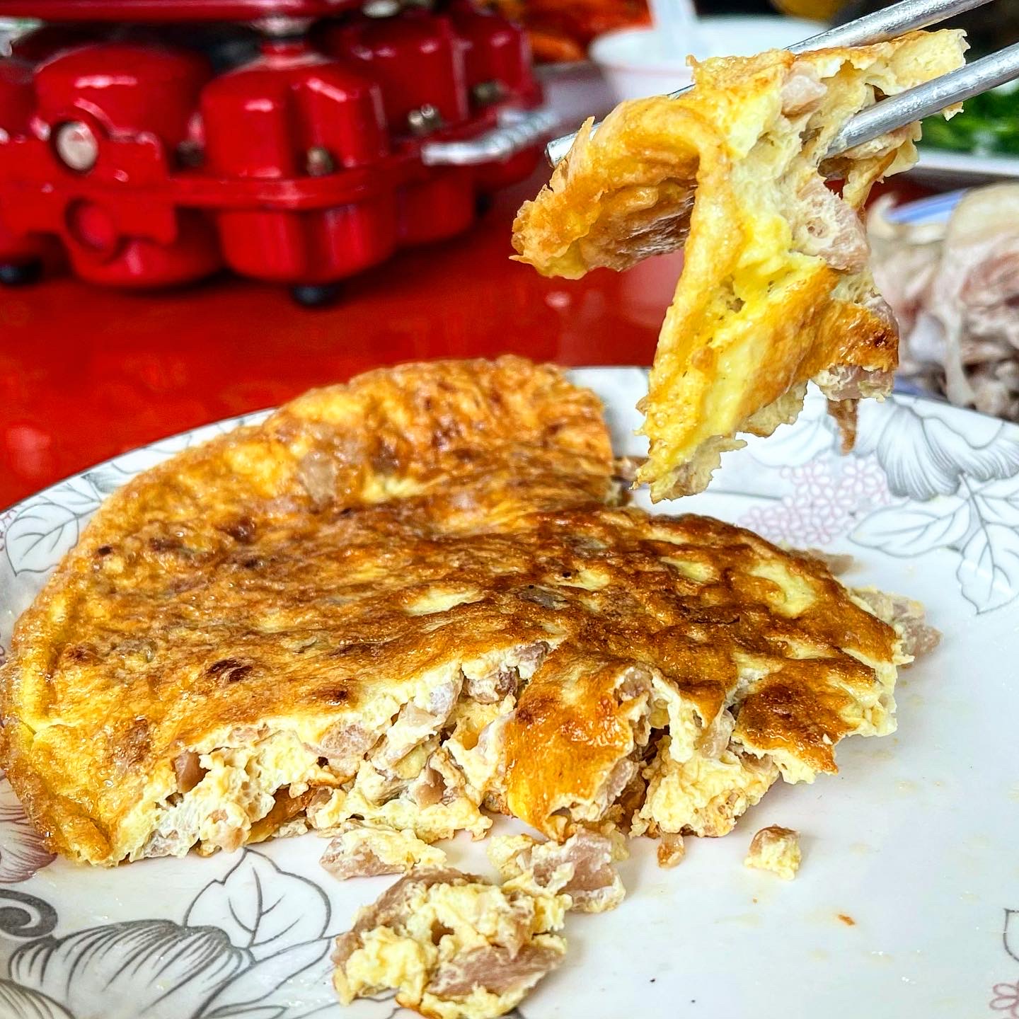 「台南」外觀不起眼，但是每到假日都大排長龍的台南美食「露水雞」